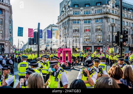Die Polizei umzingelt xr-Demonstranten - oxford-Zirkus Stockfoto