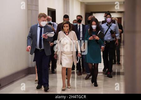 Washington, Usa. November 2021. Die Sprecherin des Hauses, Nancy Pelosi (D-CA), trifft auf ihre wöchentliche Pressekonferenz im HVC/Capitol Hill in Washington DC, USA, ein. Kredit: SOPA Images Limited/Alamy Live Nachrichten Stockfoto