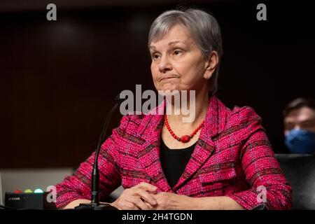 Washington, Vereinigte Staaten Von Amerika. November 2021. Janet Woodcock, MD, kommissarischer Kommissar der US-amerikanischen Food and Drug Administration, beantwortet Fragen während eines Senatsausschusses für Gesundheit, Bildung, Arbeit, Und Pensions Hearing, um den Weg für die COVID-19-Reaktion zu prüfen, wobei der Schwerpunkt auf den nächsten Schritten liegt, im Dirksen Senate Office Building in Washington, DC, Donnerstag, 4. November 2021. Quelle: Rod Lampey/CNP/Sipa USA Quelle: SIPA USA/Alamy Live News Stockfoto