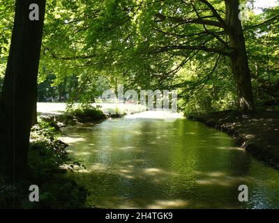 Schwabinger Bach Stream im Englischen Garten in München, Bayern, Deutschland Stockfoto