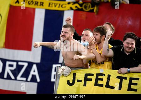 Roma, Italien. November 2021. Fans von Bodo während des Fußballspiels der Konferenzliga-Gruppe C zwischen AS Roma und Bodo Glimt im Olimpico-Stadion in Rom (Italien), 05. November 2021. Foto Antonietta Baldassarre/Insidefoto Kredit: Insidefoto srl/Alamy Live News Stockfoto