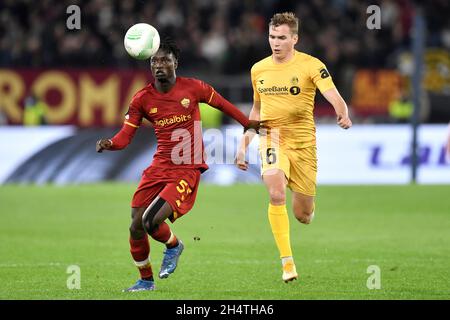 Roma, Italien. November 2021. Ebrima Darboe von AS Roma und Morten Konradsen von Bodo während des Fußballspiels der Konferenzliga-Gruppe C zwischen AS Roma und Bodo Glimt im Olimpico-Stadion in Rom (Italien), 05. November 2021. Foto Antonietta Baldassarre/Insidefoto Kredit: Insidefoto srl/Alamy Live News Stockfoto