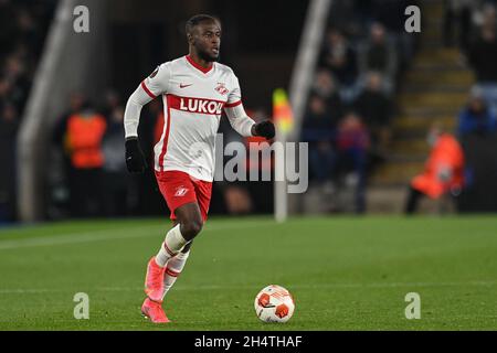 Leicester, Großbritannien. November 2021. Victor Moses (8) von Spartak Moscow mit dem Ball in Leicester, Vereinigtes Königreich am 11/4/2021. (Foto von Craig Thomas/News Images/Sipa USA) Quelle: SIPA USA/Alamy Live News Stockfoto