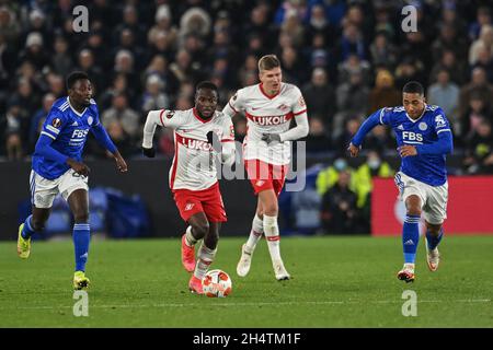 Leicester, Großbritannien. November 2021. Victor Moses (8) von Spartak Moskau bricht mit dem Ball in Leicester, Vereinigtes Königreich am 11/4/2021. (Foto von Craig Thomas/News Images/Sipa USA) Quelle: SIPA USA/Alamy Live News Stockfoto