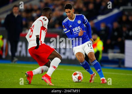 Leicester, Großbritannien. 4. November 2021; King Power Stadium, Leicester, Leicestershire, England; Europa League Football, Leicester City versus Spartak Moscow; Ayoze Perez von Leicester City scheint Victor Moses von Spartak Moscow zu schlagen Credit: Action Plus Sports Images/Alamy Live News Stockfoto