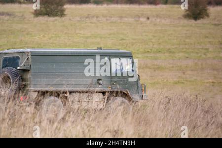 Eine britische Armee Steyr-Daimler-Puch - BAE Systems Pinzgauer Hochmobilitäts-Allradantrieb Allradantrieb 4x4 auf Militärübung Wilts UK Stockfoto