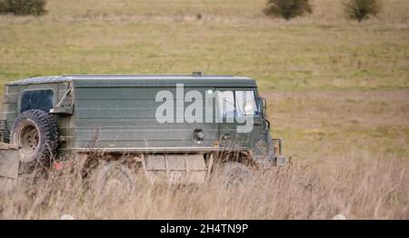 Eine britische Armee Steyr-Daimler-Puch - BAE Systems Pinzgauer Hochmobilitäts-Allradantrieb Allradantrieb 4x4 auf Militärübung Wilts UK Stockfoto