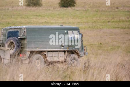 Eine britische Armee Steyr-Daimler-Puch - BAE Systems Pinzgauer Hochmobilitäts-Allradantrieb Allradantrieb 4x4 auf Militärübung Wilts UK Stockfoto