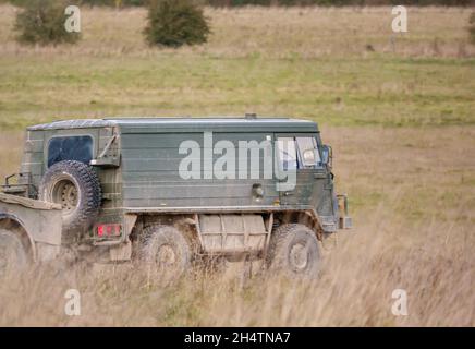 Eine britische Armee Steyr-Daimler-Puch - BAE Systems Pinzgauer Hochmobilitäts-Allradantrieb Allradantrieb 4x4 auf Militärübung Wilts UK Stockfoto