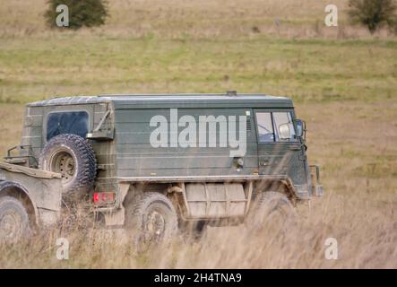 Eine britische Armee Steyr-Daimler-Puch - BAE Systems Pinzgauer Hochmobilitäts-Allradantrieb Allradantrieb 4x4 auf Militärübung Wilts UK Stockfoto