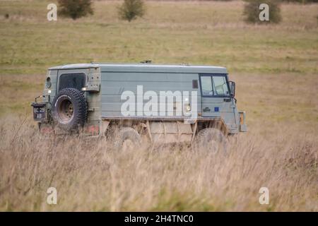 Eine britische Armee Steyr-Daimler-Puch - BAE Systems Pinzgauer Hochmobilitäts-Allradantrieb Allradantrieb 4x4 auf Militärübung Wilts UK Stockfoto