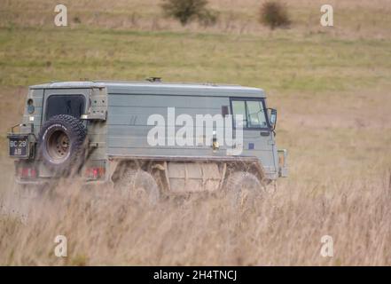 Eine britische Armee Steyr-Daimler-Puch - BAE Systems Pinzgauer Hochmobilitäts-Allradantrieb Allradantrieb 4x4 auf Militärübung Wilts UK Stockfoto