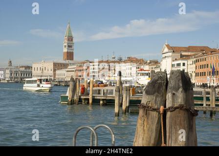 VENEDIG, ITALIEN - 13. Okt 2013: Blick auf den berühmten Markusplatz mit Campanile in Venedig, Italien Stockfoto