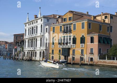 VENEDIG, ITALIEN - 13. Okt 2013: Venezianische Palazzi am Canal Grande, Venedig - Italien Stockfoto