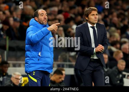 4. November 2021; Tottenham Hotspur Stadium, Tottenham, London, England; Europa Conference League Football, Tottenham Hotspur gegen Vitesse Arnhem; Tottenham Hotspur Manager Antonio Conte mit Assistant Manager Cristian Stellini Stockfoto