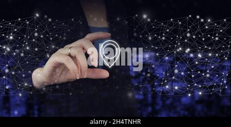 GPS-Karte, Position der PIN-Adresse. Hand halten digital Hologramm Position Marker Zeichen auf Stadt dunkel verschwommen Hintergrund Stockfoto