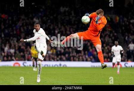 Emerson Royal von Tottenham Hotspur macht einen Schuss, der von Vitesse-Torwart Markus Schubert blockiert wird, für den er während des UEFA Europa Conference League Group G-Spiels im Tottenham Hotspur Stadium, London, abgeschickt wird. Bilddatum: Donnerstag, 4. November 2021. Stockfoto