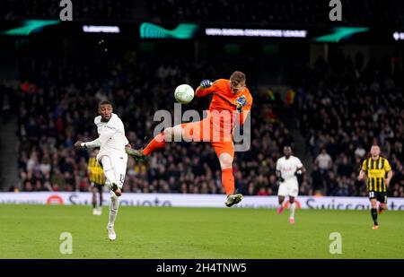 Emerson Royal von Tottenham Hotspur macht einen Schuss, der von Vitesse-Torwart Markus Schubert blockiert wird, für den er während des UEFA Europa Conference League Group G-Spiels im Tottenham Hotspur Stadium, London, abgeschickt wird. Bilddatum: Donnerstag, 4. November 2021. Stockfoto