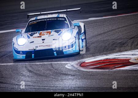 Sakhir, Bahrain. November 2021. 56 Perfetti Egidio (NOR), Cairoli Matteo (ita), Pera Riccardo (ita), Team Project 1, Porsche 911 RSR - 19, Aktion während der 8 Stunden von Bahrain, 6. Lauf der FIA-Langstrecken-Weltmeisterschaft 2021, FIA WEC, auf dem Bahrain International Circuit, vom 4. Bis 6. November 2021 in Sakhir, Bahrain - Foto: Germain Hazard/DPPI/LiveMedia Kredit: Independent Photo Agency/Alamy Live News Stockfoto