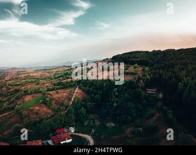 Teile meines Dorfes von einer Drohne aus gesehen, mit der Natur im Hintergrund. Stockfoto