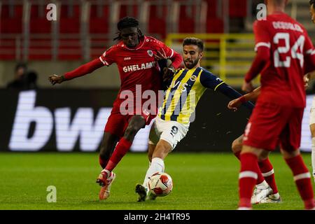 ANTWERPEN, BELGIEN - 4. NOVEMBER: Pierre Dwomoh vom Royal Antwerp FC, Diego Rossi von Fenerbahce während des Spiels der Gruppe D - UEFA Europa League zwischen dem Royal Antwerp FC und Fenerbahce am 4. November 2021 im Bosuilstadion in Antwerpen, Belgien (Foto: Jeroen Meuwsen/Orange Picts) Stockfoto