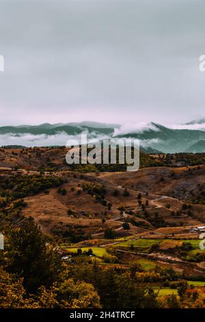 Vertikale Landschaft eines Morgennebels tief in den Hügeln. Stockfoto