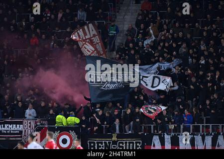 Alkmaar, Niederlande. November 2021. ALKMAAR, NIEDERLANDE - 4. NOVEMBER: AZ-Fans zünden während des Spiels der Gruppe D - UEFA Europa Conference League zwischen AZ Alkmaar und CFR Cluj am 4. November 2021 im AZ Stadion in Alkmaar, Niederlande ein Feuerwerk an (Foto von Patrick Goosen/Orange Picics) Credit: Orange Pics BV/Alamy Live News Stockfoto