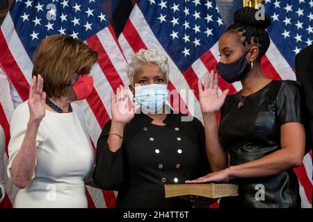 Washington, Vereinigte Staaten. November 2021. Die Sprecherin des Repräsentantenhauses der Vereinigten Staaten, Nancy Pelosi (Demokratin von Kalifornien), links, posiert mit der US-Vertreterin Shontel Brown (Demokratin von Ohio), rechts, und ihrer Mutter Rikki Brown, Mitte, während einer feierlichen Vereidigung im US-Kapitol in Washington, DC, am Donnerstag, den 4. November 2021. Kredit: Rod Lampey/CNP/dpa/Alamy Live Nachrichten Stockfoto