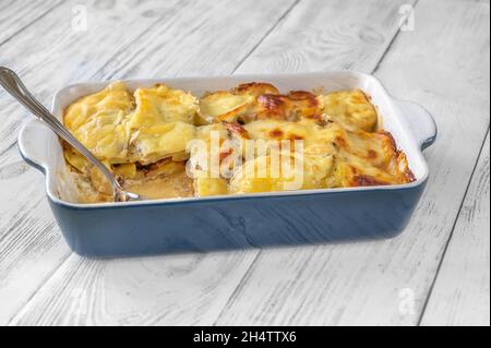 Tartiflette - ein französisches Gericht mit Kartoffeln, Reblochon-Käse, Lardonen und Zwiebeln. Stockfoto