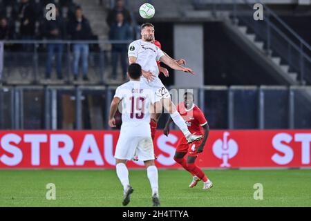 Alkmaar, Niederlande. November 2021. ALKMAAR, NIEDERLANDE - 4. NOVEMBER: Gabriel Debeljuh vom CFR Cluj während des Spiels der Gruppe D - UEFA Europa Conference League zwischen AZ Alkmaar und CFR Cluj im AZ Stadion am 4. November 2021 in Alkmaar, Niederlande (Foto von Patrick Goosen/Orange Picics) Credit: Orange Pics BV/Alamy Live News Stockfoto