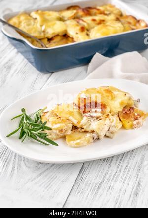 Tartiflette - ein französisches Gericht mit Kartoffeln, Reblochon-Käse, Lardonen und Zwiebeln. Stockfoto