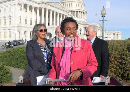 4. November 2021, Washington, District of Columbia, USA: Vertreter Yvette Clarke (D-NY) (C) und Robin Kelly (D-IL) (L) während einer Pressekonferenz über Racial Equity vor dem Capitol Hill in Washington. (Bild: © Lenin Nolly/ZUMA Press Wire) Stockfoto