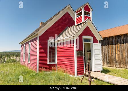 Fairplay, CO - 10. Juli 2021: Altes rotes Einzimmerschulhaus im South Park City Museum Stockfoto