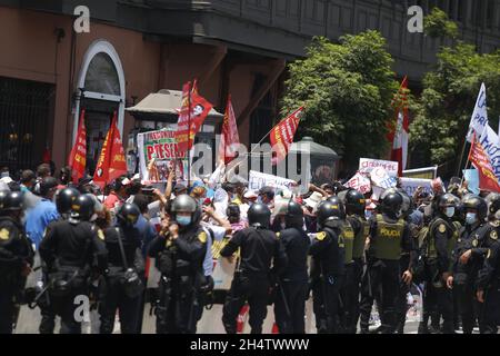 Lima, Peru. November 2021. Sicherheitskräfte werden während der Proteste von Anhängern und Gegnern der Regierung von Präsident Castillo eingesetzt. Kredit: Gian Masko/dpa/Alamy Live Nachrichten Stockfoto