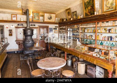 Fairplay, CO - 10. Juli 2021: Altes allgemeines Geschäft mit Vintage-Lebensmitteln, Trockenwaren und Medikamenten im South Park City Museum Stockfoto