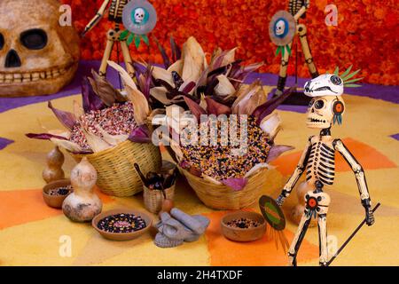 Day of the Dead Opfergabe in Mexiko, dekoriert mit Ringelblumen, Tortillas, Maulwürfen, azurblauen Schädeln und Getränken Stockfoto