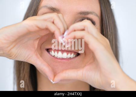 Zahnpflege. Frau mit perfektem Lächeln mit starken weißen Zähnen.Stomatologie-Konzept Stockfoto