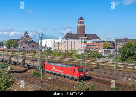 Berlin, Deutschland - 6. Oktober 2021: Bahnhof, Verwaltungsgebäude und Güterzug im Westhafen BEHALA, einer der größten Deutschlands Stockfoto