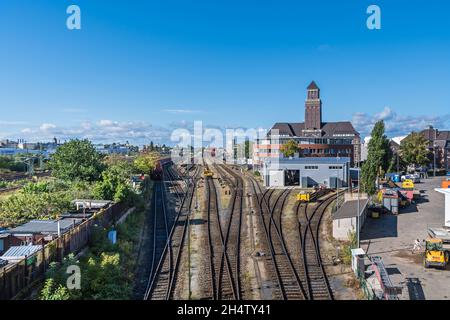 Berlin, Deutschland - 6. Oktober 2021: Bahnhof, Verwaltungsgebäude und Versorgungsschuppen des Westhafens BEHALA, größte Binnenhäfen lo Stockfoto