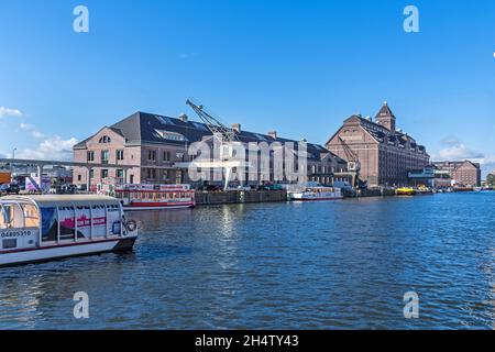 Berlin, Deutschland - 6. Oktober 2021: Westhafen BEHALA, Binnenhafen und Betreiber des trimodalen Güterverkehrsknotenpunkts mit den Gebäuden des Lagerhauses und Stockfoto