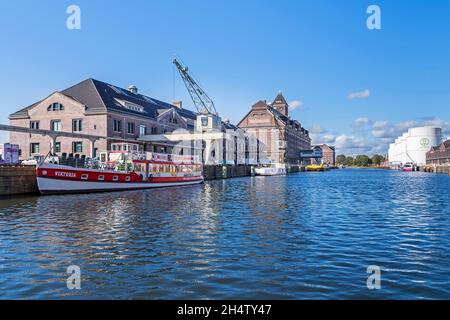 Berlin, Deutschland - 6. Oktober 2021: Westhafen BEHALA, Binnenhafen und Betreiber des trimodalen Güterverkehrsknotenpunkts mit den Gebäuden des Lagerhauses und Stockfoto