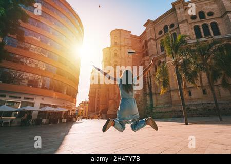 Glückliche, unbeschwerte Frau, die im Sommerurlaub in Spanien springt und das Leben genießt Stockfoto