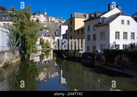 Europa, Luxemburg, Luxemburg-Stadt, der Grund mit traditionellen Häusern am Fluss Alzette von der Pont du Grund Brücke Stockfoto