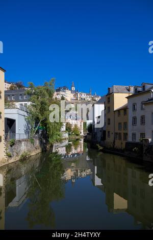 Europa, Luxemburg, Luxemburg-Stadt, der Grund mit traditionellen Häusern an der Alzette von der Rue Münster-Brücke aus Stockfoto