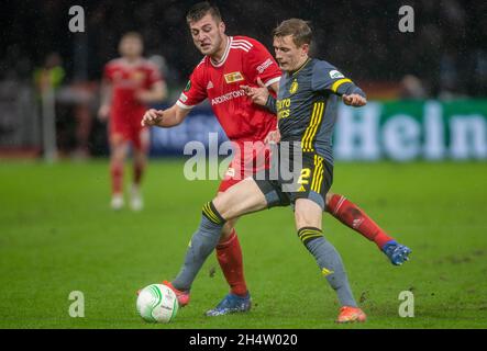 Berlin, Deutschland. November 2021. Fußball: UEFA Europa Conference League, 1. FC Union Berlin - Feyenoord Rotterdam, Gruppenphase, Gruppe E, Matchday 4, Olympiastadion. Der Berliner Robin Knoche (l) kämpft um den Ball gegen Marcus Holmgren Pedersen von Feyenoord Rotterdam. Quelle: Andreas Gora/dpa/Alamy Live News Stockfoto