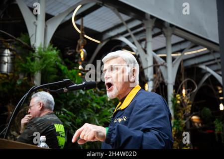 New York, Usa. November 2021. Präsident Cecil Roberts für UMWA sah während der Demonstration eine Rede.sechs Demonstranten wurden im Hauptquartier von BlackRock verhaftet, nachdem Hunderte von Demonstranten mit den United Mine Workers of America (UMWA) zu einem Streik aufgerufen hatten, um das Unternehmen davon abzuhalten, Gewerkschaftsmitglieder zu belästigen und den Arbeitnehmern einen fairen Vertrag zu geben. (Foto von Karla Coté/SOPA Images/Sipa USA) Quelle: SIPA USA/Alamy Live News Stockfoto