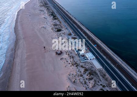 Luftaufnahme auf dem Strand und der Straße CA-33 auch als Av Vía Augusta Julia, von San Fernando nach Cadaz, Provinz Cadaz, Andalusien, Spanien Stockfoto