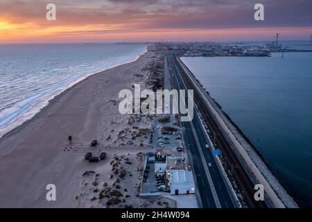 Im Hintergrund: Luftaufnahme des Strandes und der Straße CA-33, auch Av Vía Augusta Julia genannt, von San Fernando nach Caádáz, Provinz Caáiz, Andalusien, Stockfoto