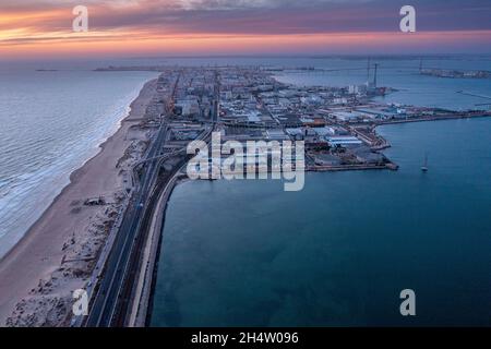 Im Hintergrund: Luftaufnahme des Strandes und der Straße CA-33, auch Av Vía Augusta Julia genannt, von San Fernando nach Caádáz, Provinz Caáiz, Andalusien, Stockfoto