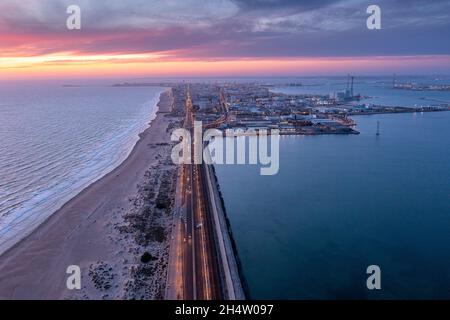 Im Hintergrund: Luftaufnahme des Strandes und der Straße CA-33, auch Av Vía Augusta Julia genannt, von San Fernando nach Caádáz, Provinz Caáiz, Andalusien, Stockfoto